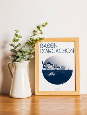 Carte postale illustrée intitulée “Bassin d'Arcachon, La Ville” par Julie Roubergue, représentant de façon graphique les lieux emblématiques du Bassin d'Arcachon en marine.