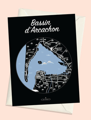 Carte postale illustrée intitulée “Bassin d'Arcachon, Le Plan” par Julie Roubergue, représentant sous forme de plan les lieux emblématiques du Bassin d'Arcachon en blanc sur fond noir.