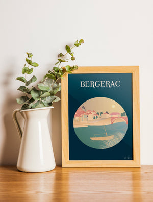 Carte postale illustrée intitulée “Bergerac” par Julie Roubergue, représentant la jolie ville de Bergerac avec en premier plan la Dordogne dans des tons ocres sur fond marine.