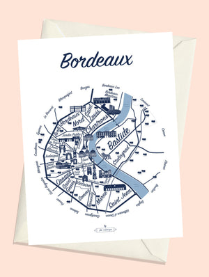 Carte postale illustrée intitulée “Bordeaux, Le Plan” par Julie Roubergue, représentant sous forme de plan graphique les lieux emblématiques de Bordeaux en marine et blanc.