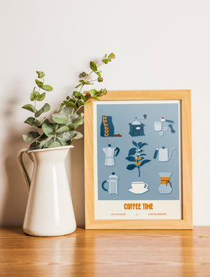 Carte postale illustrée intitulée “Coffee Time, Les Iconiques” par Julie Roubergue, représentant des objets liés au café, avec un fond bleu.