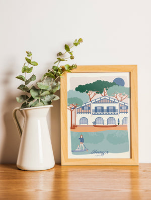 Carte postale illustrée intitulée " Hossegor, Le Lac" par Julie Roubergue, représentant le lac et une villa basco-landaise dans les tons pastel.