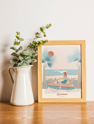 3. Carte postale Lacanau Le Vélo encadrée, parfaite pour une décoration murale inspirée de l’été et de l’océan.
4. Illustration en situation avec plusieurs cartes
